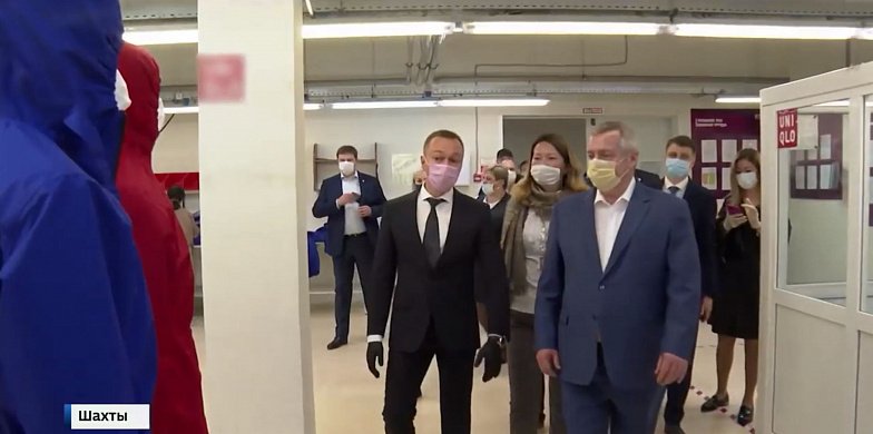 В. Голубев в цехе шахтинской фабрики "БТК текстиль"