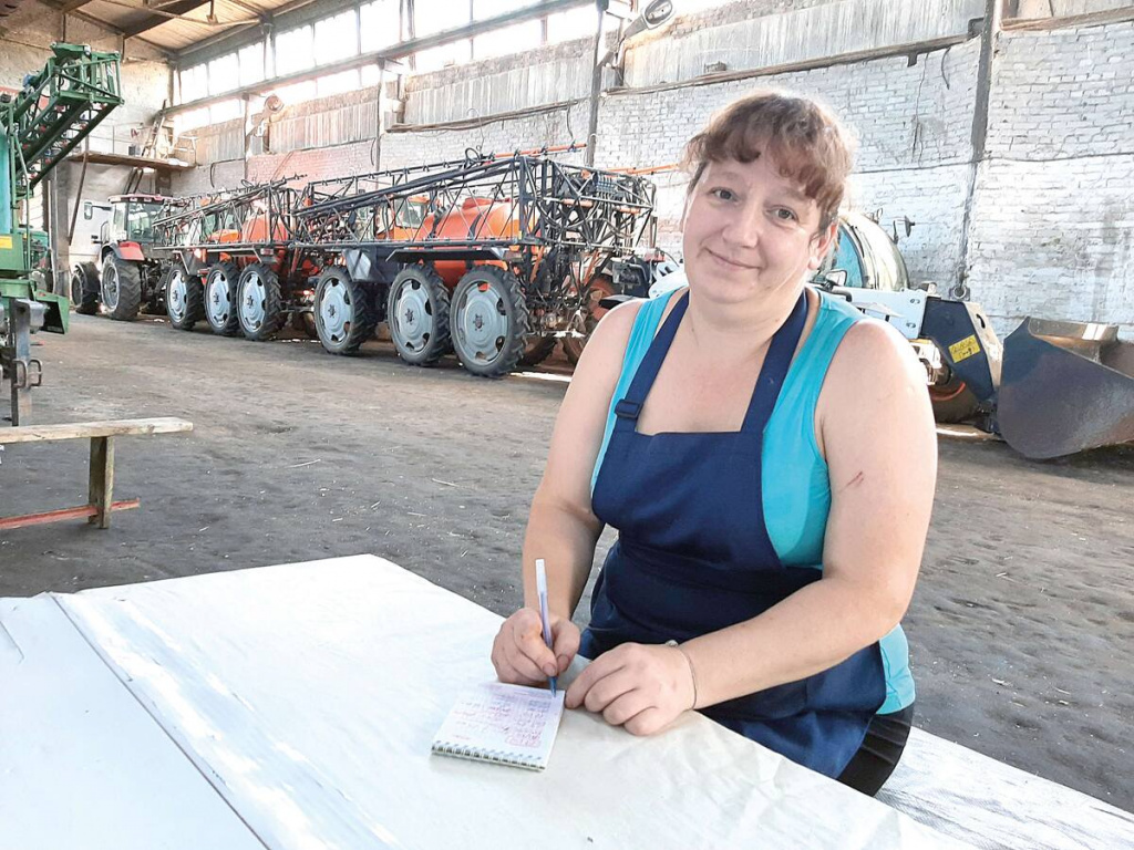 Повар Ирина СУББОТИНА, как отмечают и механизаторы, и водители, готовит по-домашнему: «Иначе никак, – улыбается Ирина Викторовна. – С меня спрос тройной. Не только коллектив обеды оценивает, но и муж – комбайнер Павел Субботин, и сын Никита, который у отца помощником».