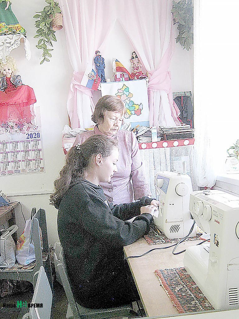 Оля ШАМИНА с удовольствием учится шить одежду.