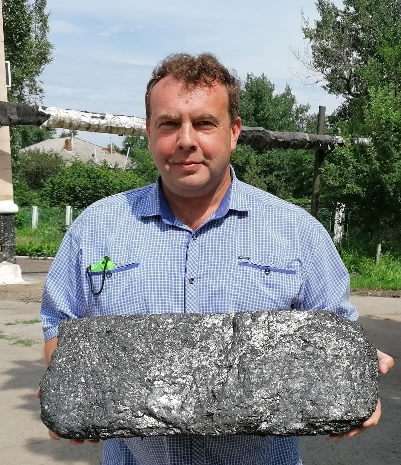 Директор музея Е. Гаркушев с крупным куском угля-антрацита Директор музея Е. Гаркушев с крупным куском угля-антрацита
