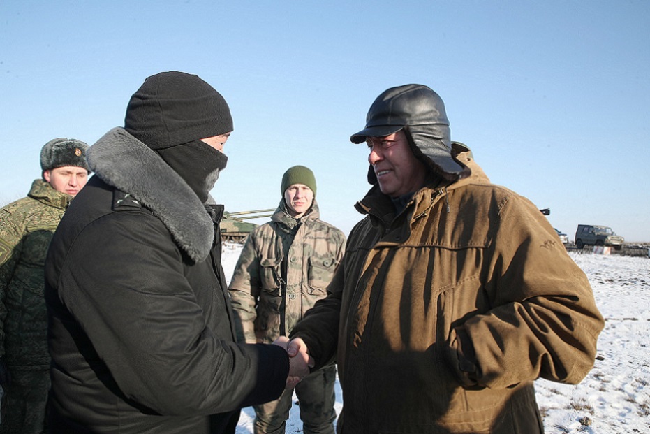 Накануне пресс-конференции губернатор побывал в одной из воинских частей, расквартированных на территории области. расквратированной