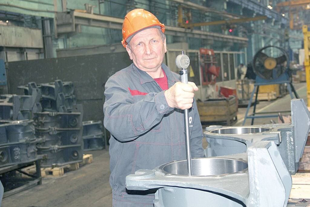 Николай Васильевич Павленко, слесарь механосборочных работ 5-го разряда тележечного цеха НЭВЗа:
