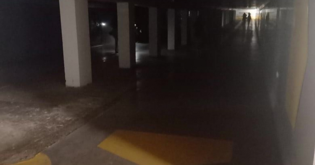 Красивые и людные главные ростовские подземные переходы сегодня выглядят подвергнувшимися неожиданному разгрому.