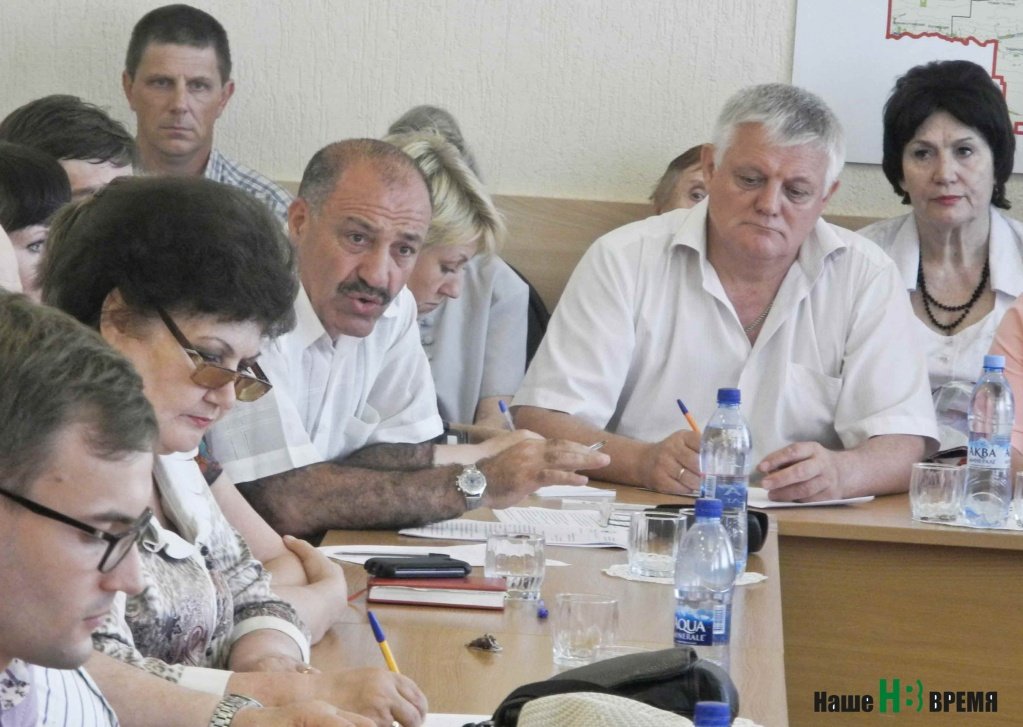 На встречу с региональными чиновниками пришли жители со всего Зернограда: председатели жилищных комитетов и советов домов. У всех один вопрос: «Когда все это закончится?!»