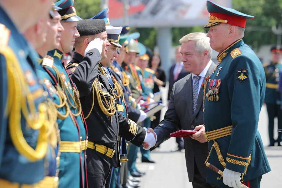 Командиры парадных расчетов представляются губернатору и командующему войсками ЮВО.