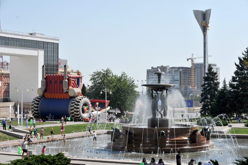 Знаменитый фонтан рядом с театром Горького. Из-за него площадь иногда называют Фонтанной.JPG