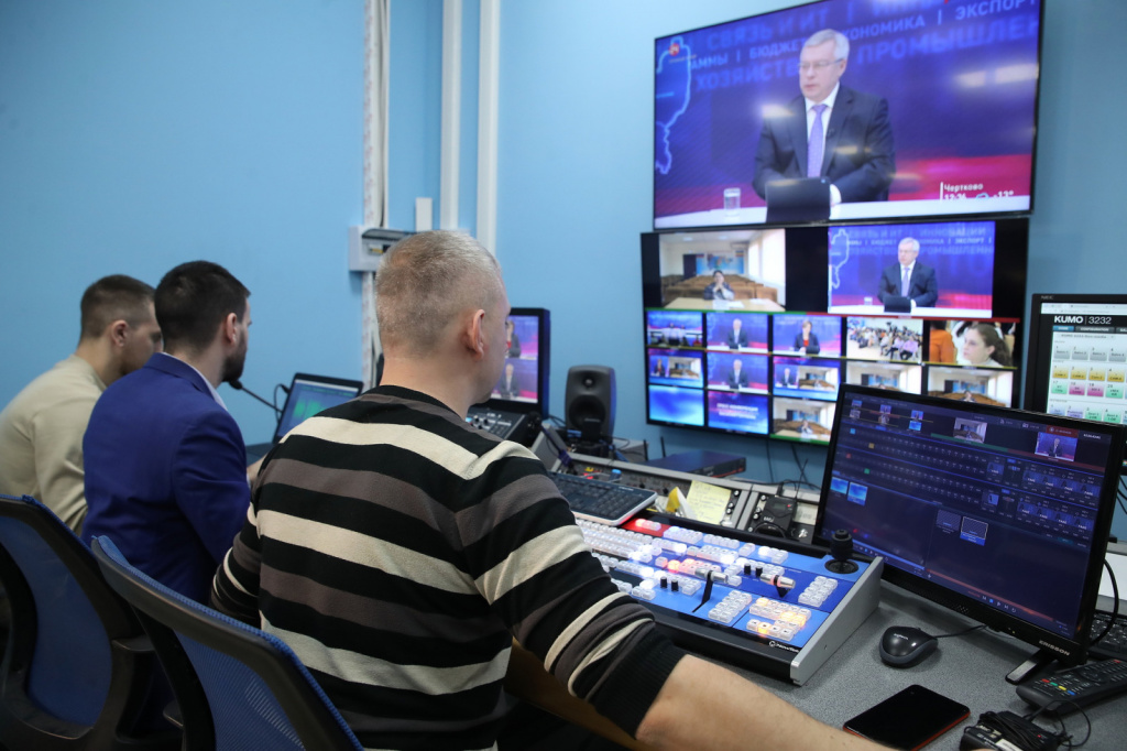 Большинство вопросов на более чем трехчасовой пресс-конференции В. Голубева пришлось на долю журналистов муниципальных СМИ. Они общались с губернатором посредством видеосвязи.