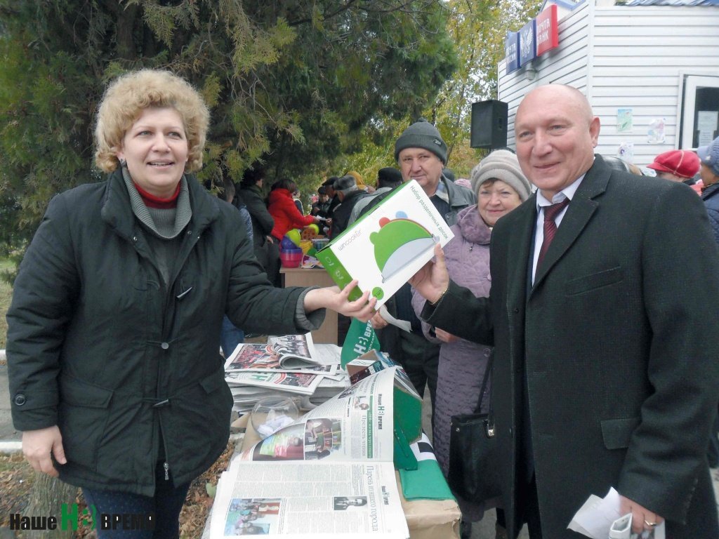 Глава Песчанокопского сельского поселения Юрий Алисов первым подписывается на «Наше время» и... выигрывает приз!
