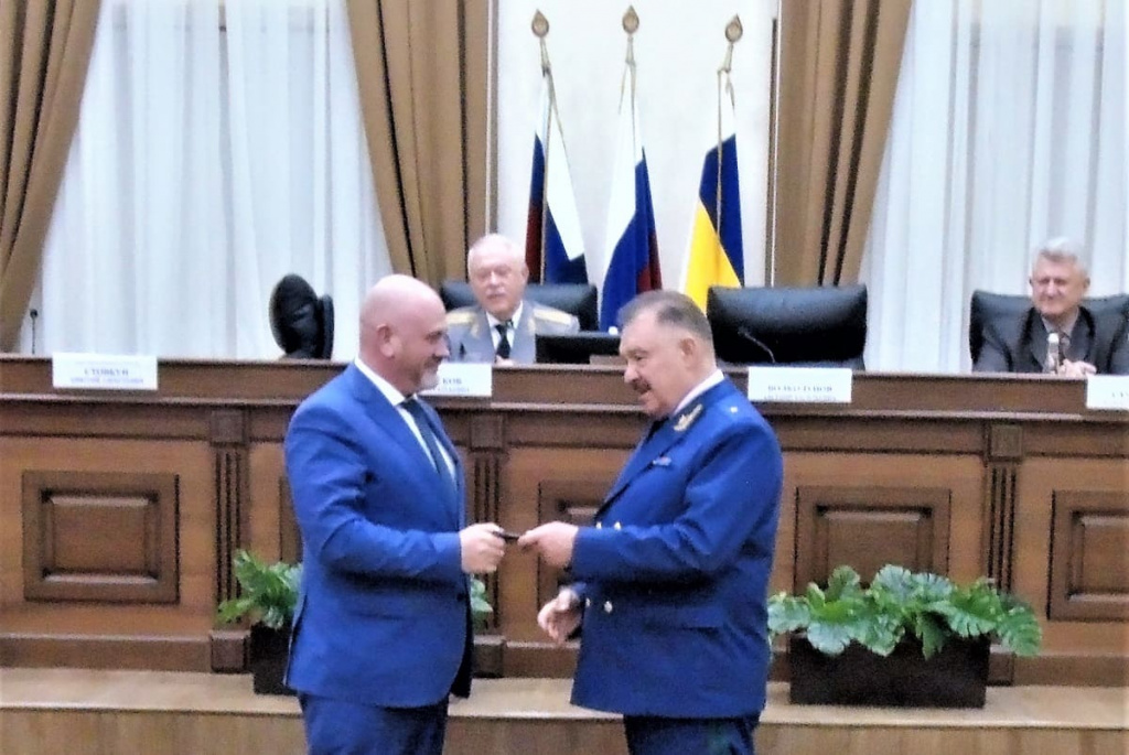 Евгений Волколупов вручает членский билет регионального отделения общероссийской общественной ветеранской организации надзорного ведомства Николаю Веретенникову Евгений Волколупов вручает членский билет регионального отделения общероссийской общественной ветеранской организации надзорного ведомства Николаю Веретенникову