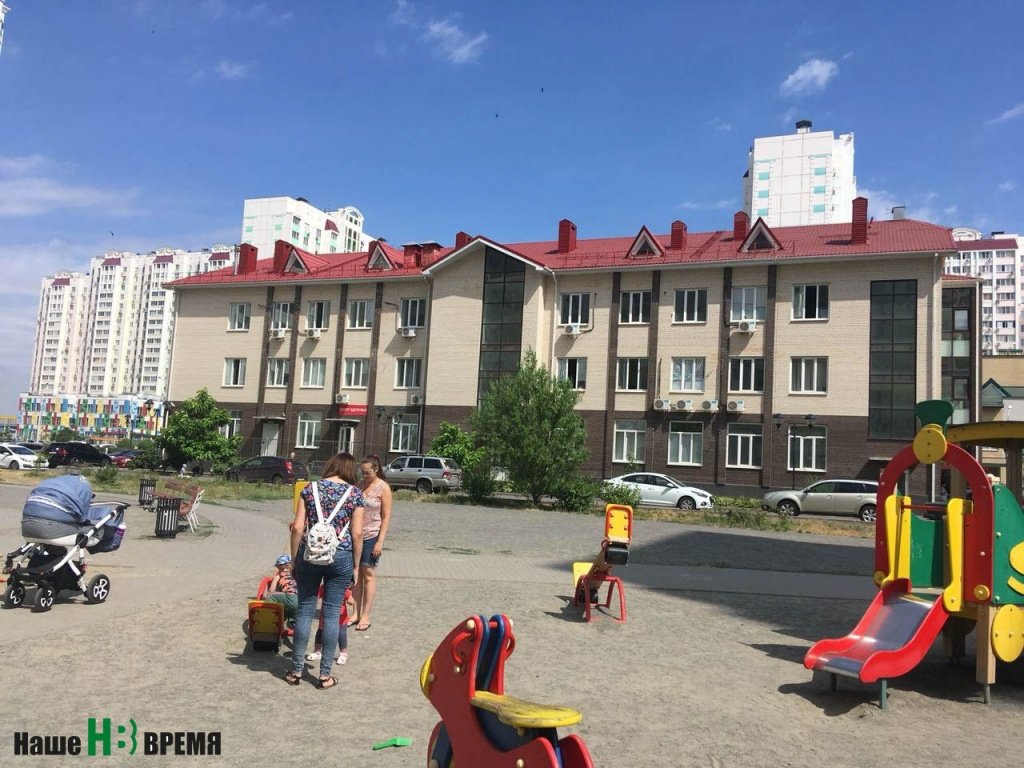 Молодые мамы вполне довольны медицинским обслуживанием – прекрасное здание детской поликлиники находится буквально в двух шагах.