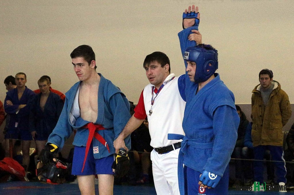 Победа в боевом самбо дается нелегко, но она весьма почетна.