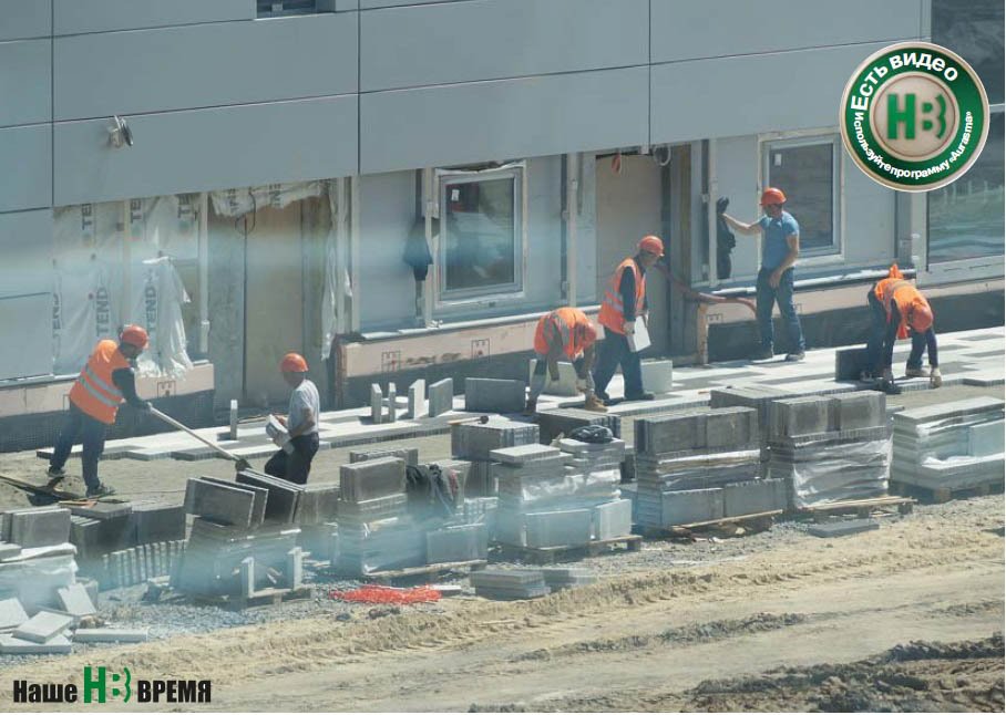 Работы на примыкающей к аэровокзалу территории еще хватает.