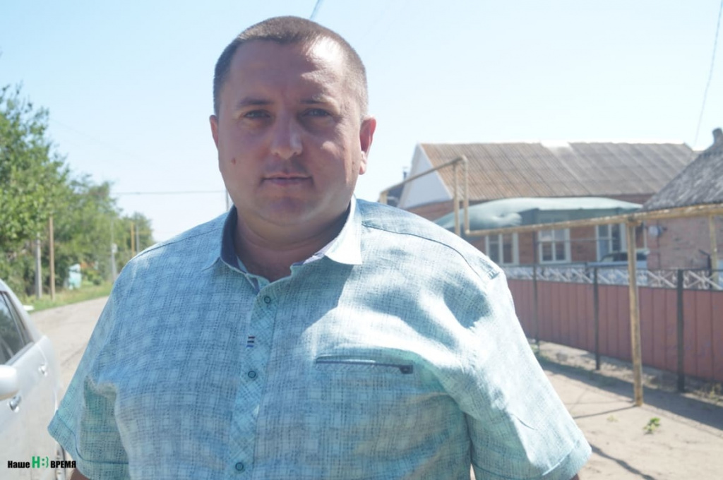 Глава администрации Пешковского сельского поселения Александр КОВАЛЕВ: «Для того, чтобы автобус сюда приходил, нужны остановочные комплексы. Карманы для транспорта. А это — деньги, которых в поселении нет».