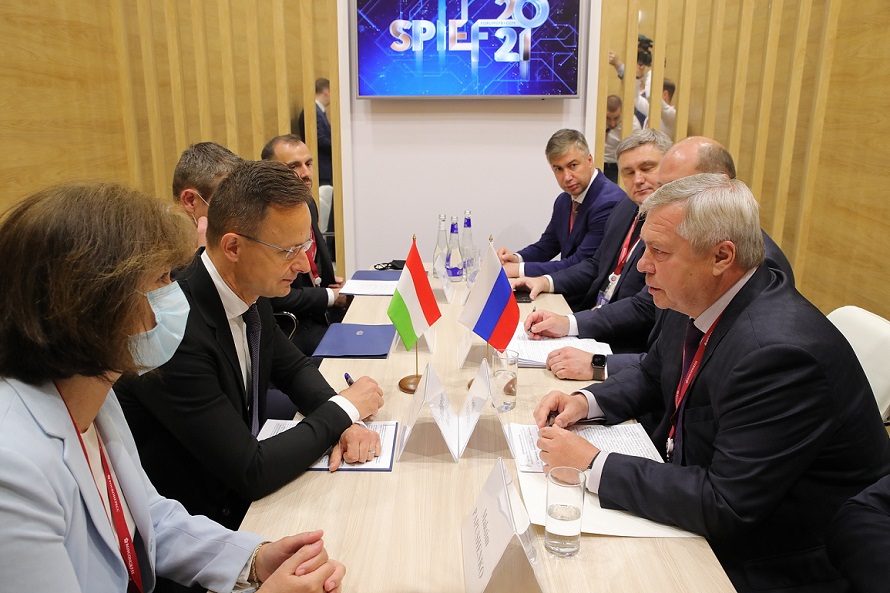 Во время переговоров с венгерской делегацией на форуме.