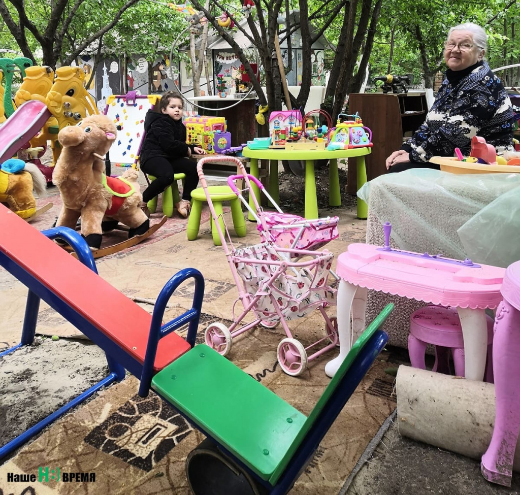 Альбина Степановна (справа) приходит сюда вместе с правнучкой Миланой, а заодно и помогает чинить игрушки. Альбина Степановна (справа) приходит сюда вместе с правнучкой Миланой, а заодно и помогает чинить игрушки.
