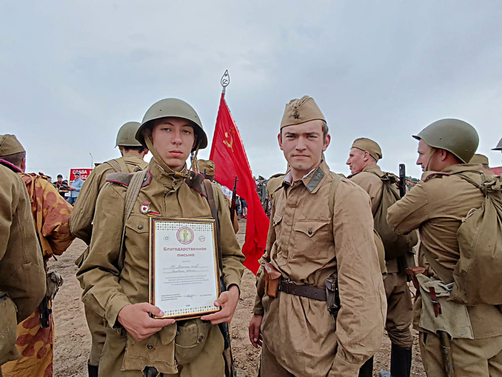 Во время реконструкции боев на Миус-фронте Иван ГИРКИН сфотографировался на память с поисковиком Сергеем ДВОРНИЧЕНКО (справа). Сергей – участник пяти Вахт Памяти и пяти реконструкций.