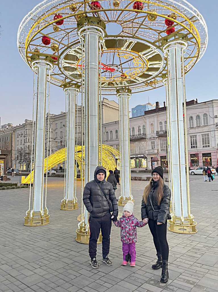 Лара АТАПИНА: «А это наше фото с одной из первых в 2023 году прогулок. От нашей семьи желаем, чтобы в вашем доме получили вечную прописку три сестры и два брата: Любовь, Удача, Радость, Достаток и Успех». 