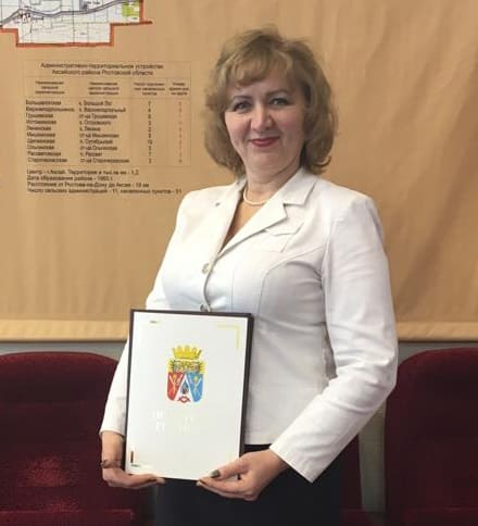Наталья ИВАНЧЕНКОВА – инспектор управления сельского хозяйства администрации Аксайского района – к работе по учету сельских семей, которые вступили в программу получения жилья, относится не только ответственно, но и с душой, с большим желанием помочь. Наталья ИВАНЧЕНКОВА – инспектор управления сельского хозяйства администрации Аксайского района – к работе по учету сельских семей, которые вступили в программу получения жилья, относится не только ответственно, но и с душой, с большим желанием помочь.