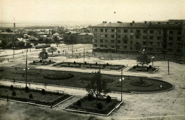 Так в послевоенные годы выглядела площадь, на которой теперь возвышается стела в честь освобождения Ростова.