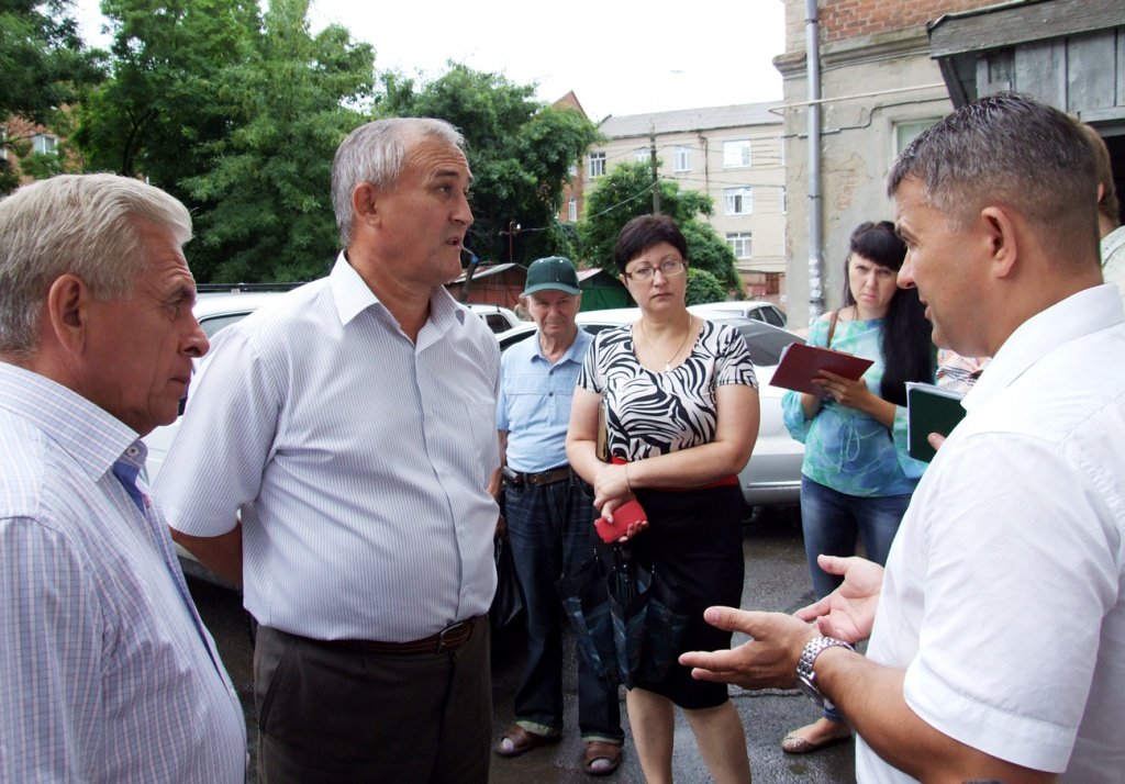 Таганрогские депутаты знакомятся с коммунальными проблемами.