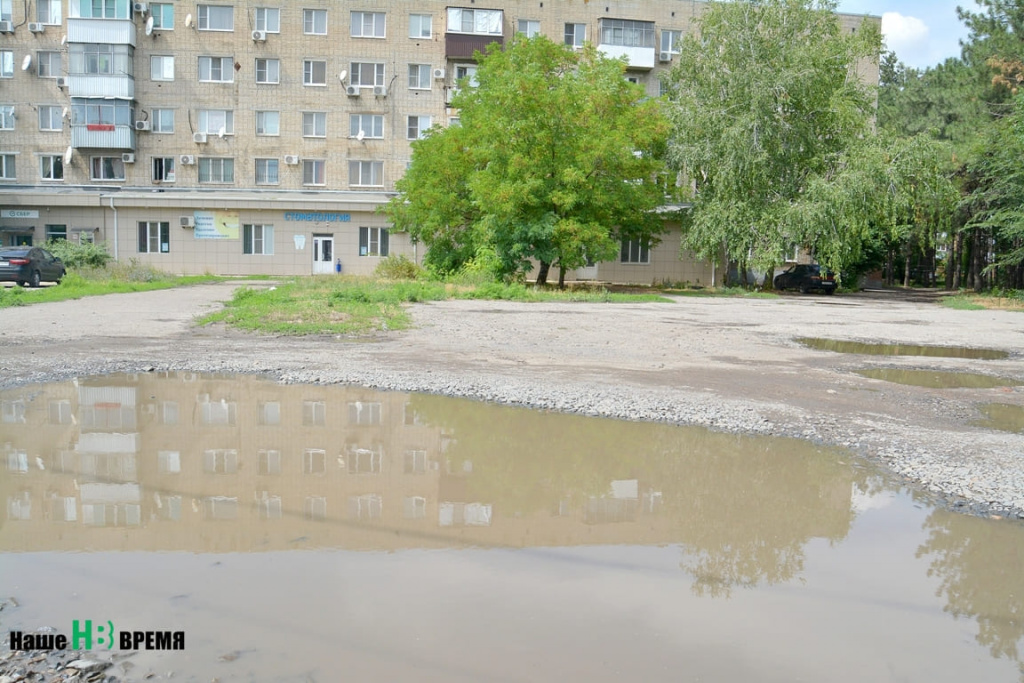 Здесь впору строить паромную переправу.