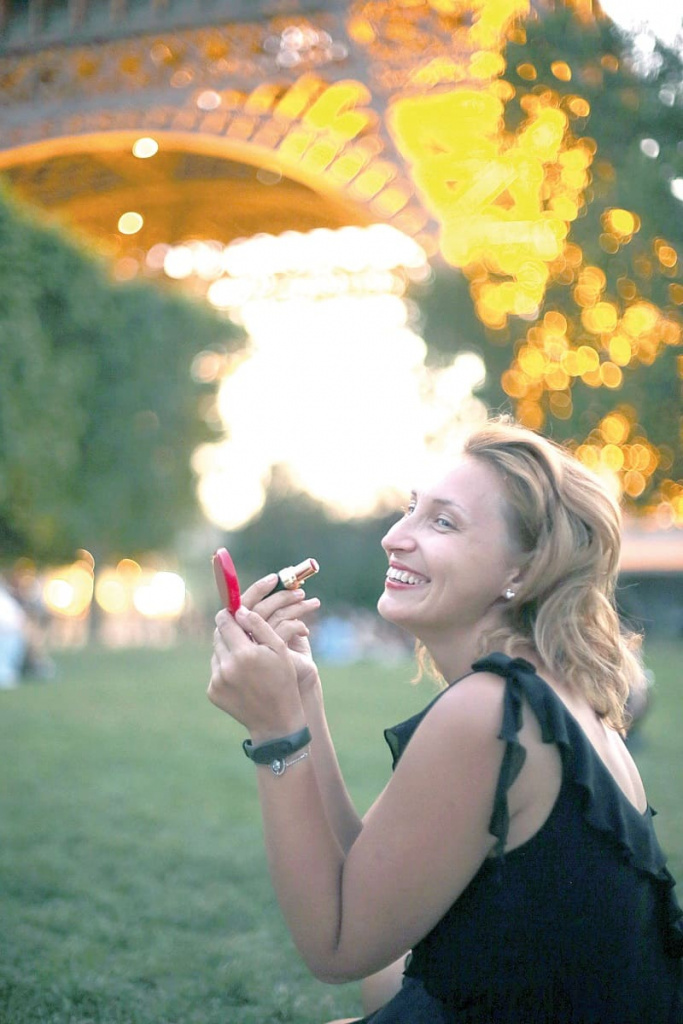 Жанна МЕРЦ в индустрии моды уже более 20 лет. Сама она родом из Перми. В девятом классе эскизы ее нарядов оценил местный модельер и посоветовал идти в профессию. Среднее профессиональное Жанна получила в родном городе, а высшее – уже в Ростове. Город понравился, и она решила остаться. Теперь сотрудничает с шоурумами, шьет на заказ и выдает напрокат одежду для фотосессий.