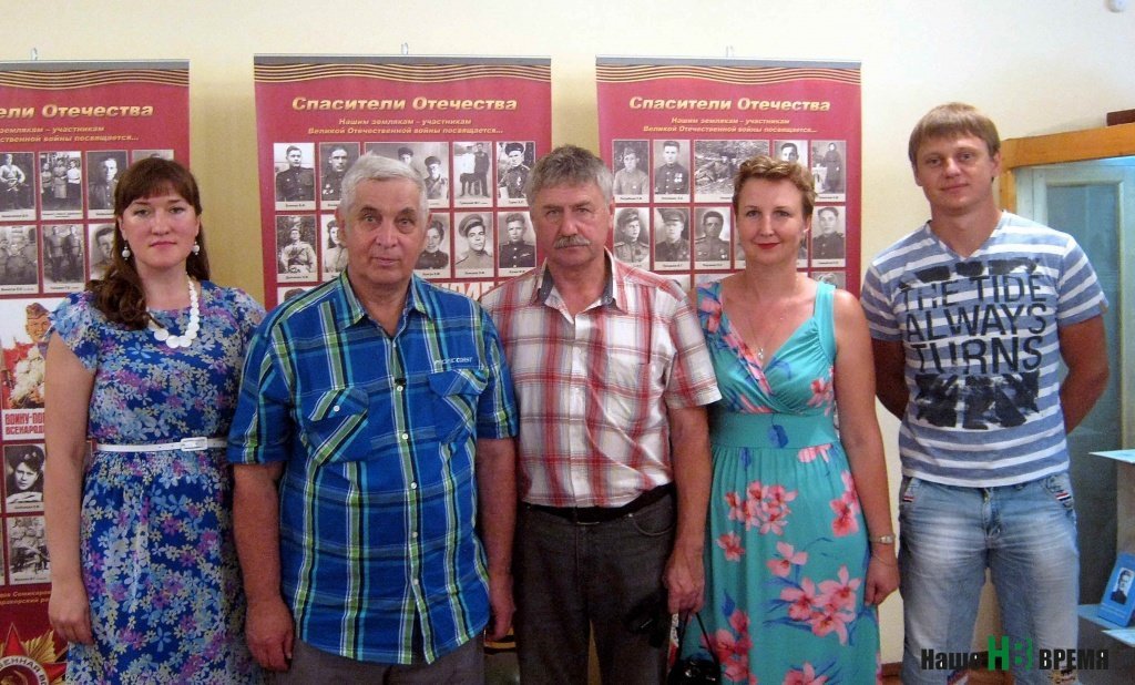 У москвича Сергея Заярного (второй слева) на Дону появилось много друзей.