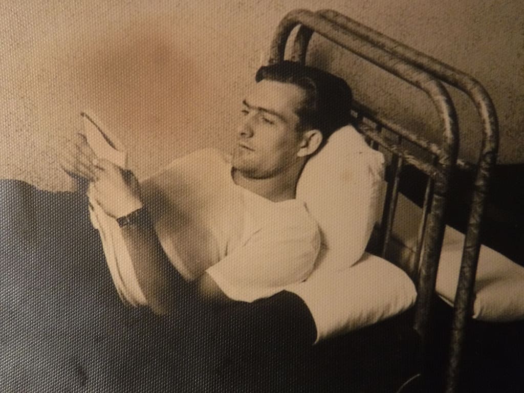 Юрьев на своей курсантской кровати, кровать Гагарина была рядом...