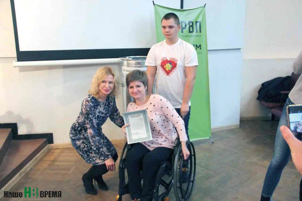 Отдельный приз получает руководитель волонтерского отряда «Открытое сердце» г. Белая Калитва Татьяна Аракчеева (в центре).