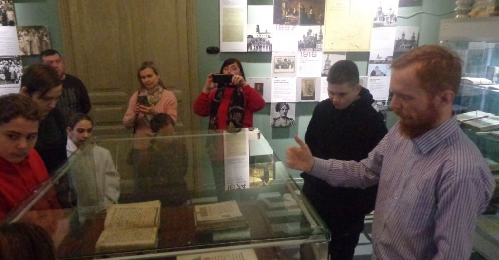В музее истории и культуры донских старообрядцев. Книги, которым более 400 лет, сфотографировали все участники проекта.