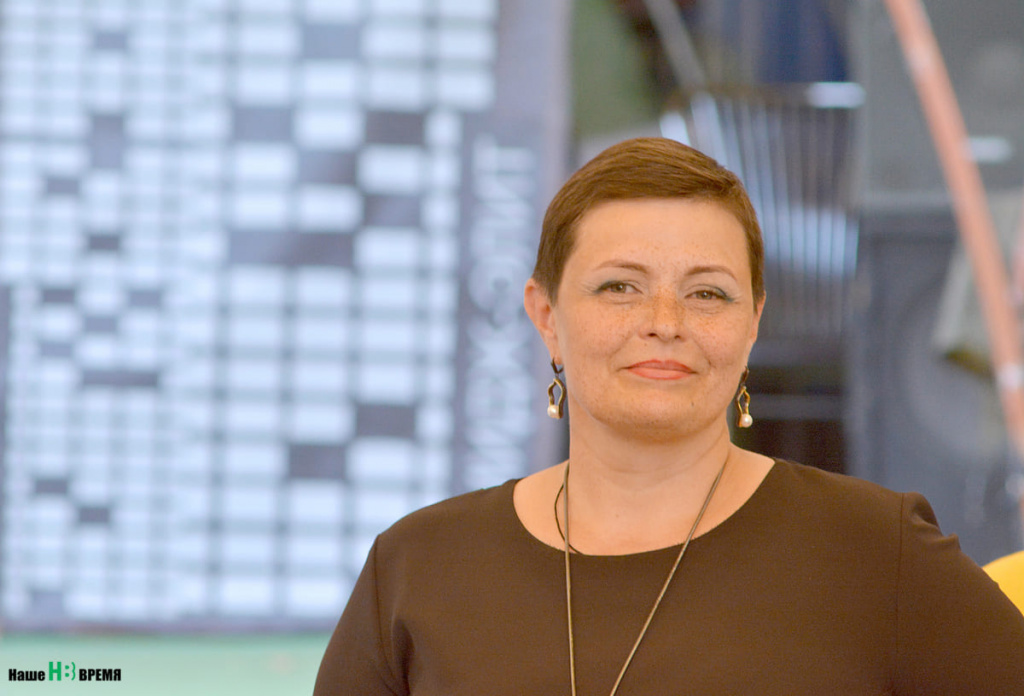 Екатерина РЕДЬКО делает костюмы из бумаги. На конкурсе ее моделями выступали дочери. Екатерина РЕДЬКО делает костюмы из бумаги. На конкурсе ее моделями выступали дочери.