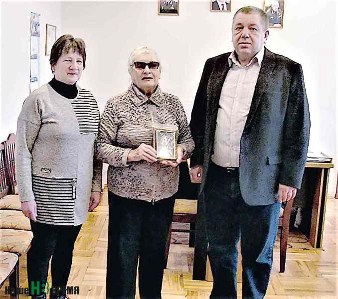 Военком Андрей ЩЕЛЧКОВ вручил копию ордена Красного Знамени сестре Евгения Стаценко Елене.