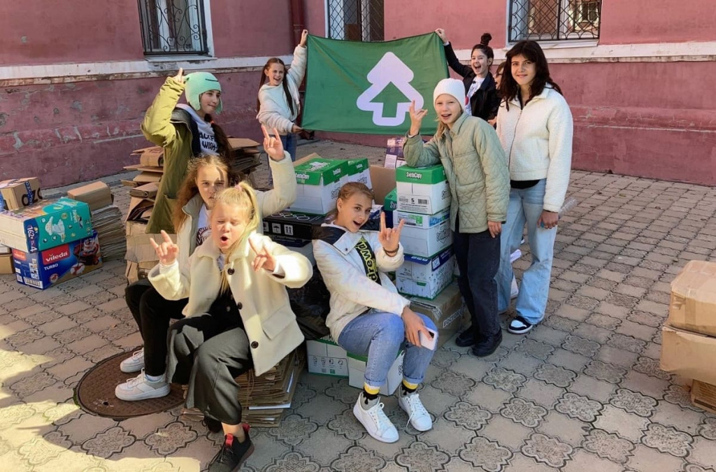 Такие фото с общим объемом собранной макулатуры и самыми активными участниками уже стали традицией проекта.