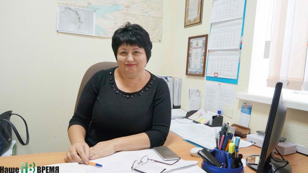 – К нам из-за этих жалоб часто приезжают с проверками. Вот только на прошлой неделе приезжали из минприроды,– рассказала корреспондентам «НВ» заместитель главы сельской администрации Нина Путовая. – Но, кажется, никаких серьезных нарушений не обнаружили...