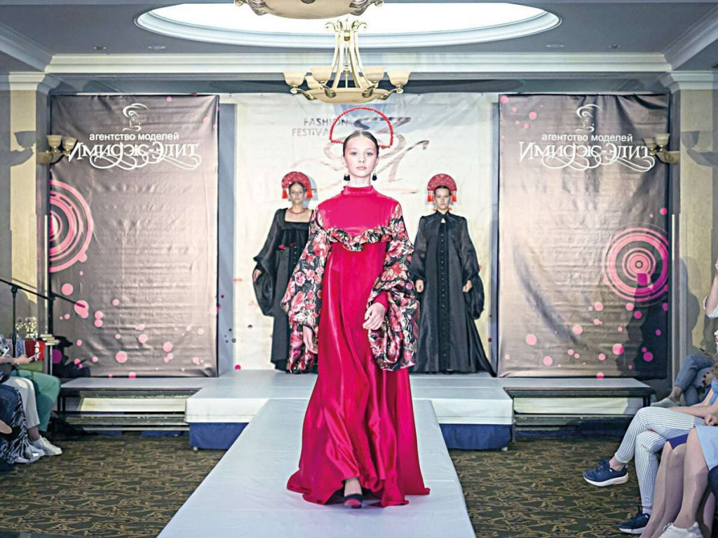 Костюм из коллекции победительницы фестиваля Натальи ХАЛАНСКОЙ (Краснодар) «Russian fairy tales». Костюм из коллекции победительницы фестиваля Натальи ХАЛАНСКОЙ (Краснодар) «Russian fairy tales».