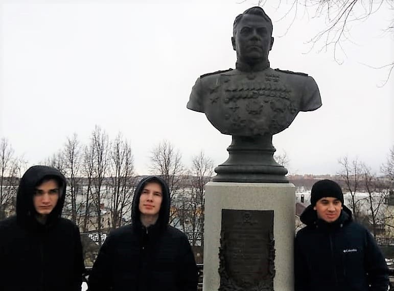 В рамках культурной программы члены ростовской делегации Олег Федотов, Амирхон Умаров и Юрий Левандев ознакомились с достопримечательностями Костромы, возложили цветы к бюсту дважды Героя Советского Союза маршала Александра Василевского.