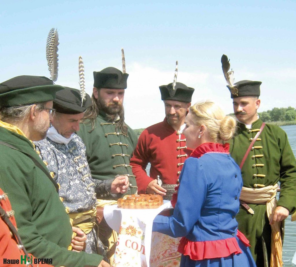 Венгерских гостей встречали по традиции хлебом-солью.