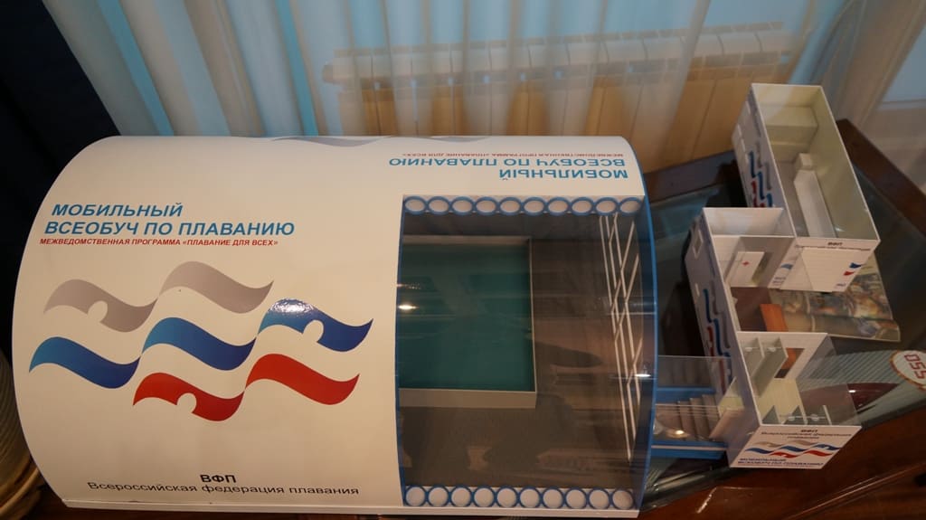 Проект сборно-разборного бассейна для мобильного всеобуча по плаванию, придуманный Гориным, уже воплотила в жизнь питерская фирма «ПТК-Спорт».