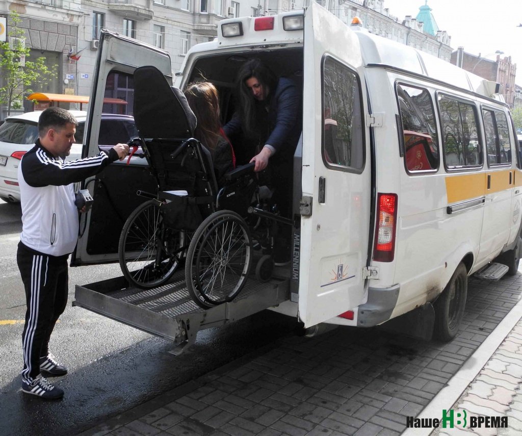Машины НП «Милосердие» оснащены подъемниками – это единственный комфортный для колясочников транспорт.