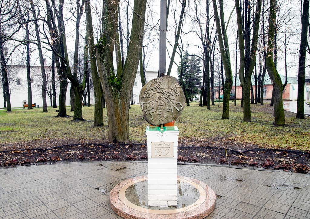 Памятный-знак-Копейка-1612-года-в-Ярославле-.jpg