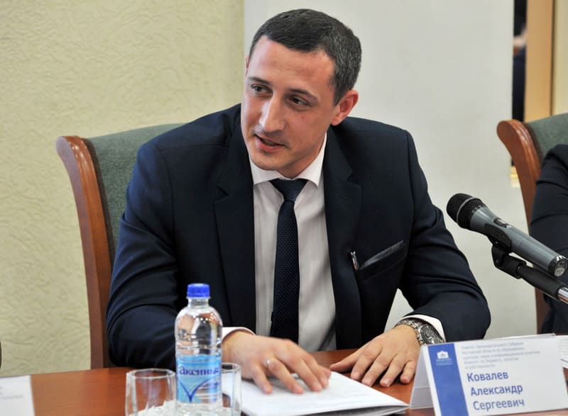 Глава Комиссаровского сельского поселения Александр КОВАЛЕВ предлагает подумать над тем, чтобы совсем маленьким населенным пунктам снизить процент софинансирования: «Пять процентов они не потянут!» Глава Комиссаровского сельского поселения Александр КОВАЛЕВ предлагает подумать над тем, чтобы совсем маленьким населенным пунктам снизить процент софинансирования: «Пять процентов они не потянут!»