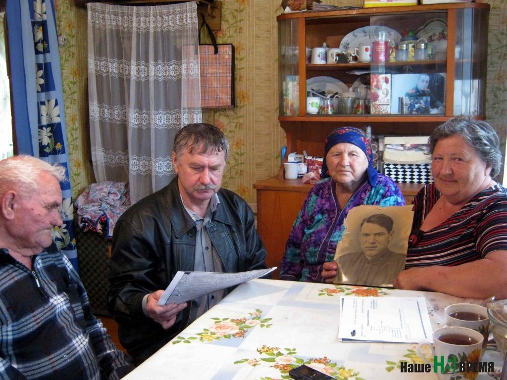 В семье Анатолия Костромина внимательно слушали рассказ командира поискового отряда Вячеслава Градобоева.