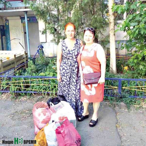 Алена Ленская и волонтер движения «Счастливое детство» Нина Шелия отвезли погорельцам вещи и продукты.