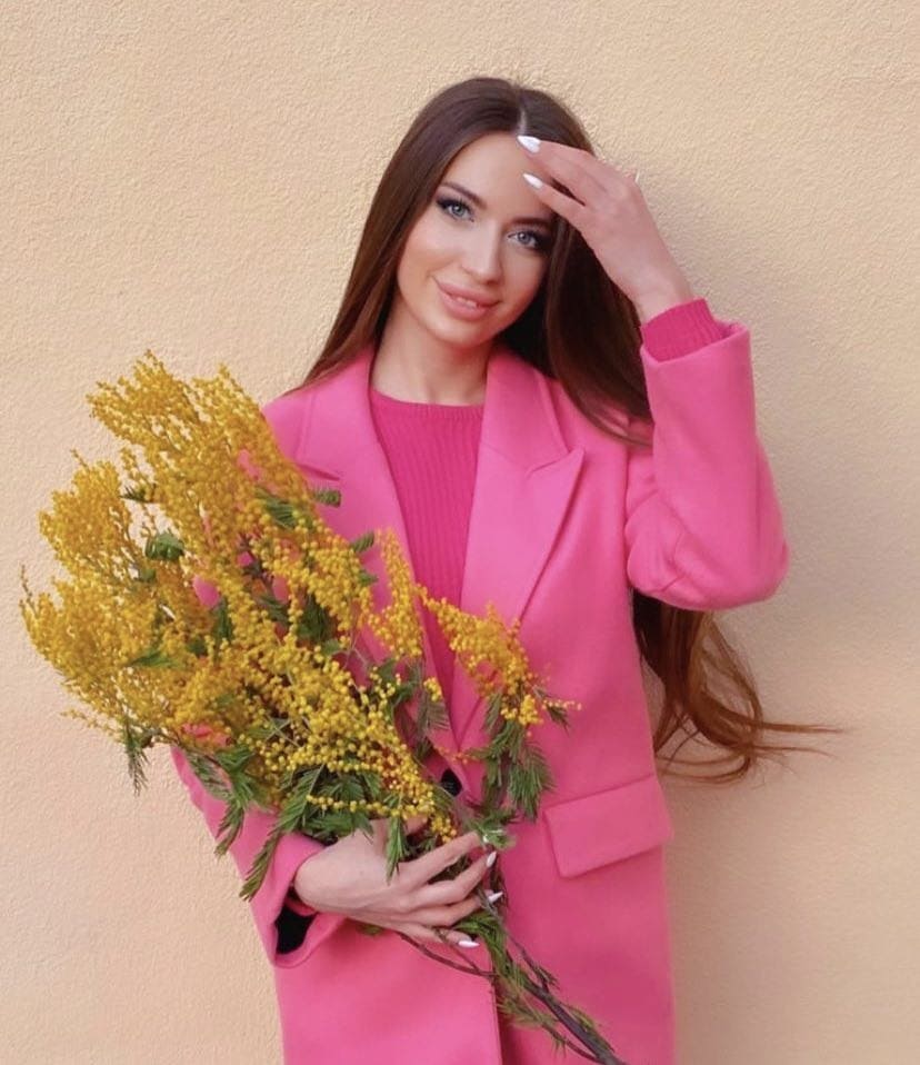 Анастасия КАДЫКОВА: «Что, как не мимоза, похоже на яркое весеннее солнце? Поскорее бы теплые-теплые дни, когда можно будет сбросить всю верхнюю одежду».