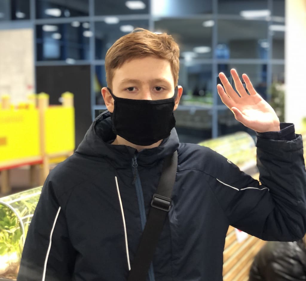 Андрей Любарский в «Артеке» уже бывал. Это — вторая поездка. Андрей занимается плаванием, хорошо учится в школе.