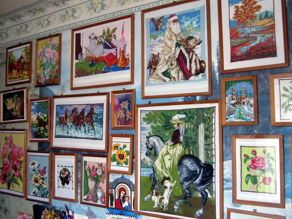 В доме Веры Ивановны настоящая картинная галерея.