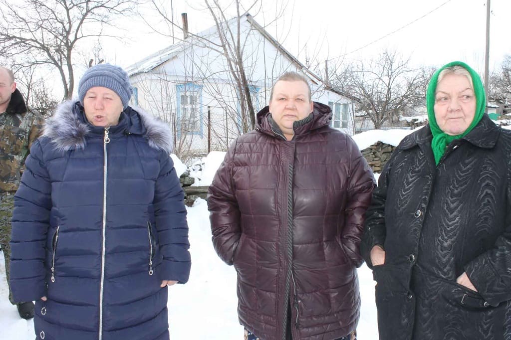 Татьяна ОВЧАРОВА, Татьяна ГРУДАНОВА и Любовь ПОПОВА говорят о том, что в хуторе очень много проблем, которые необходимо решить, и тогда он будет жить и развиваться, но сегодня главное – дорога. Татьяна ОВЧАРОВА, Татьяна ГРУДАНОВА и Любовь ПОПОВА говорят о том, что в хуторе очень много проблем, которые необходимо решить, и тогда он будет жить и развиваться, но сегодня главное – дорога.