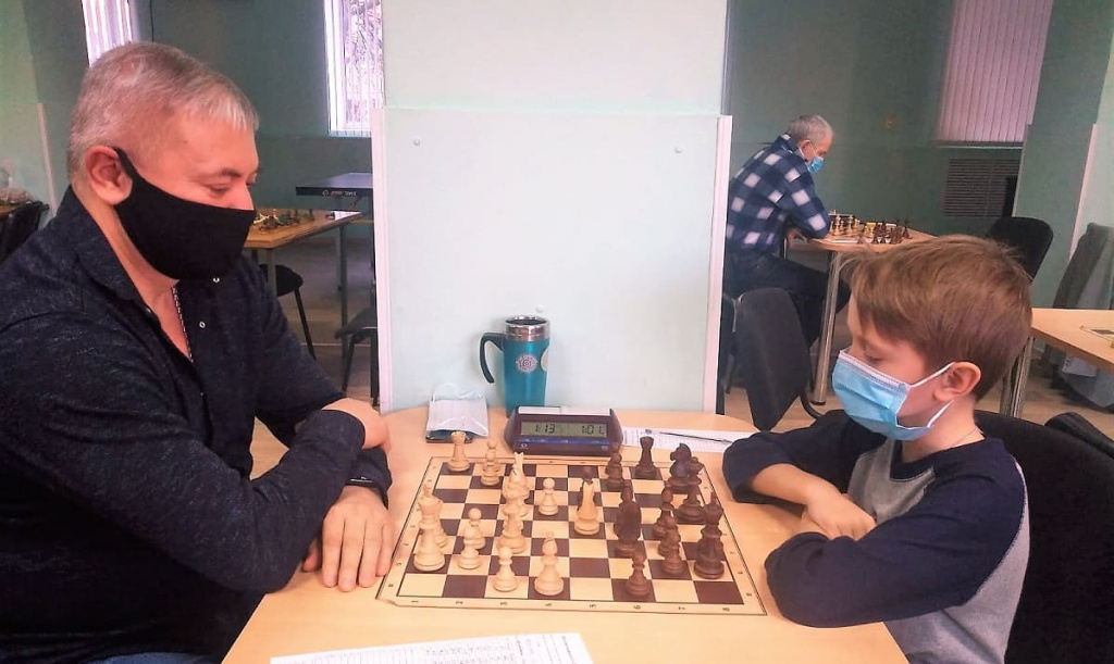 Кандидат в мастера спорта Игорь Жуковский едва свел вничью свою партию с юниором Артемом Асютиным