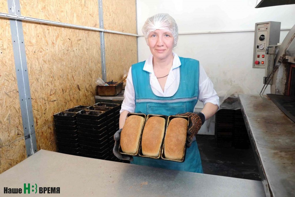 Пекарь Наталья Емельянова очень любит свою работу – в пекарне такие ароматы, французских духов не надо.