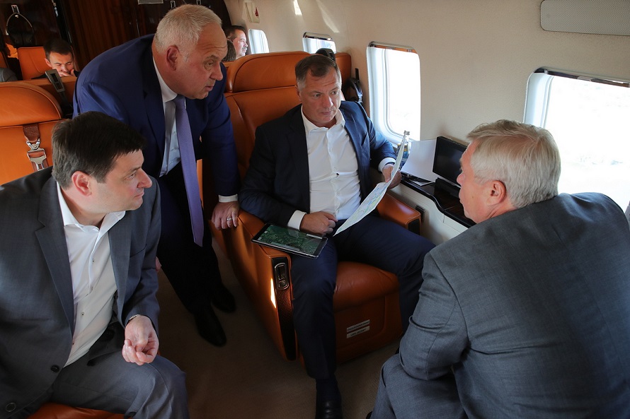 Оперативное обсуждение во время облета. Источник фото:% пресс-служба губернатора Ростовской области.